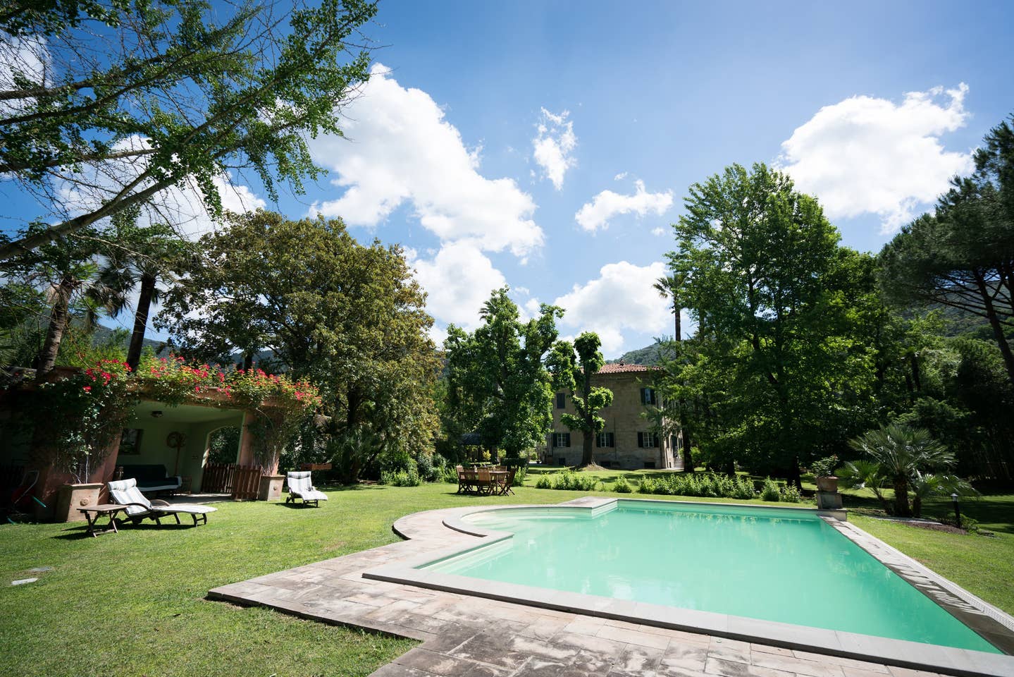 Pool side with covered seating area - One Stop Italy